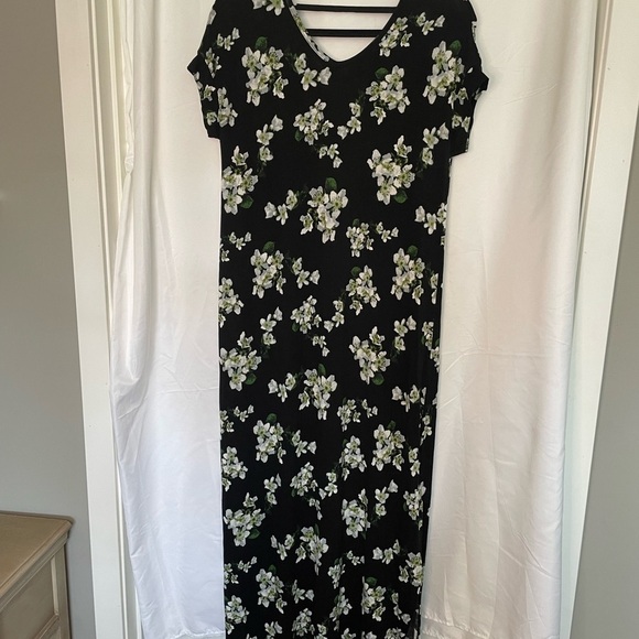 LuLaRoe Dresses & Skirts - LuLaRoe Black and White Sheath Maxi Dress V-Neck
